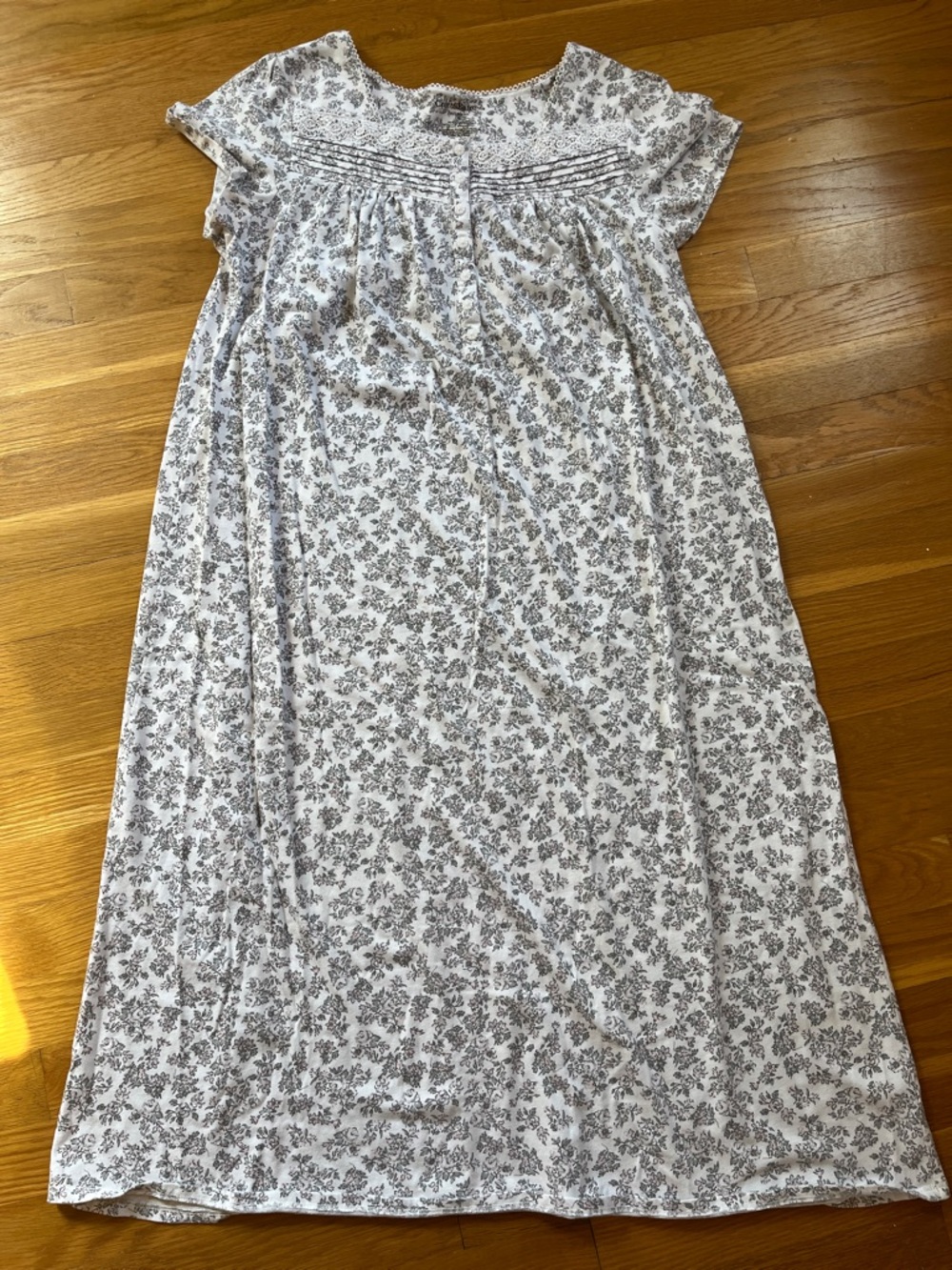 croft & barrow Floral Lace-Trim, Short Sleeve Nightgown in White, Gray & Pink
